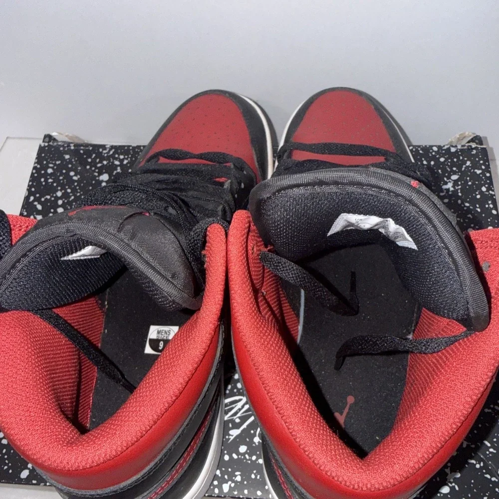 Nike Air Jordan 1 Mid Banned Bred 2020 Size 9 Men's 554724-074 EXCELLENT